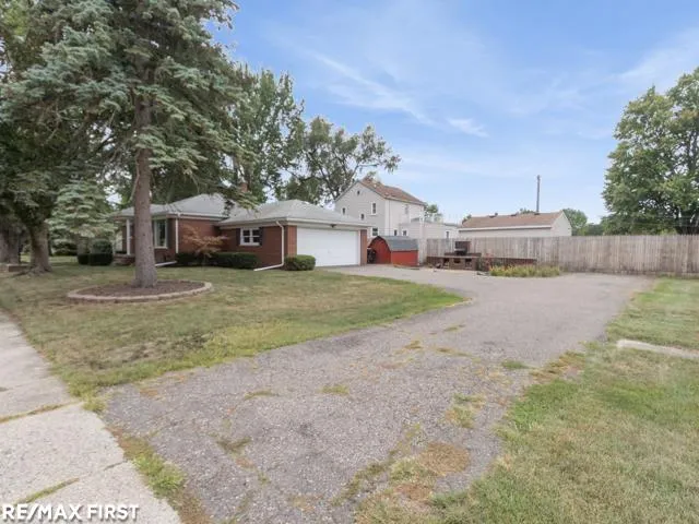32215 Solon Street Roseville City, MI 48066