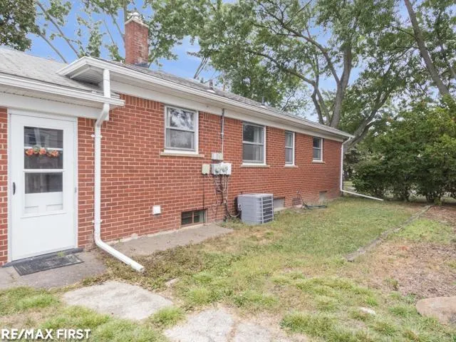 32215 Solon Street Roseville City, MI 48066