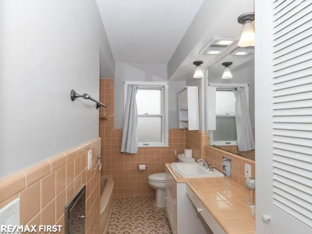 32215 Solon Street Roseville City, MI 48066