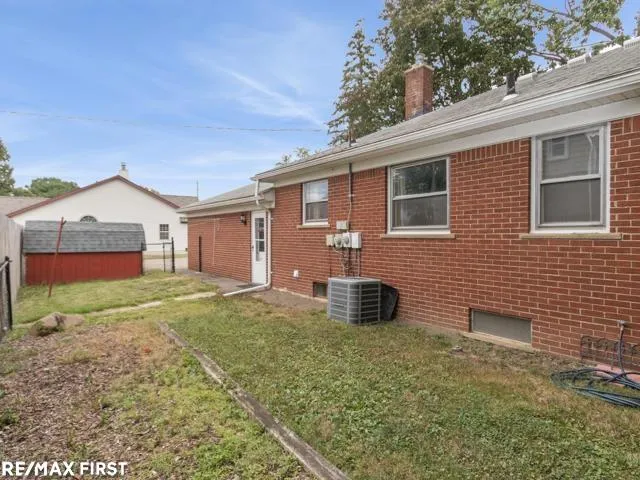 32215 Solon Street Roseville City, MI 48066