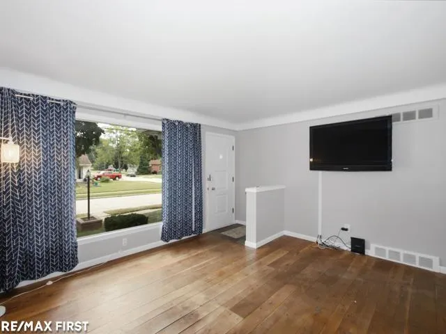 32215 Solon Street Roseville City, MI 48066
