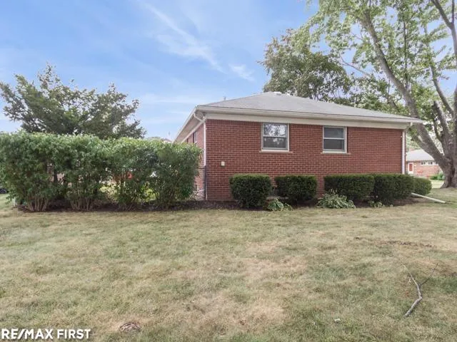 32215 Solon Street Roseville City, MI 48066