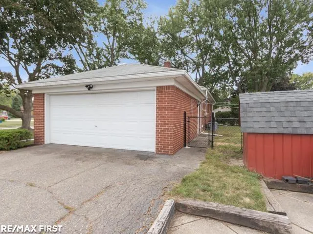 32215 Solon Street Roseville City, MI 48066