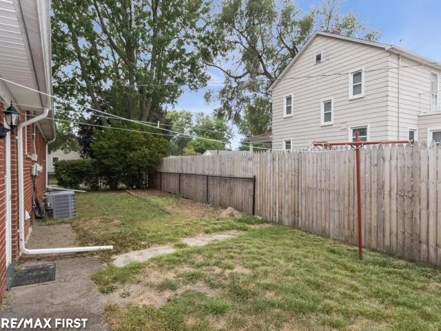32215 Solon Street Roseville City, MI 48066