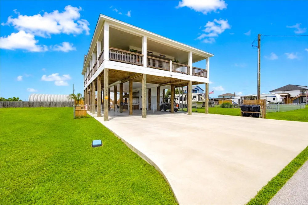 952 Sandollar Crystal Beach, TX 77650
