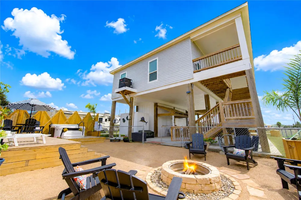 952 Sandollar Crystal Beach, TX 77650