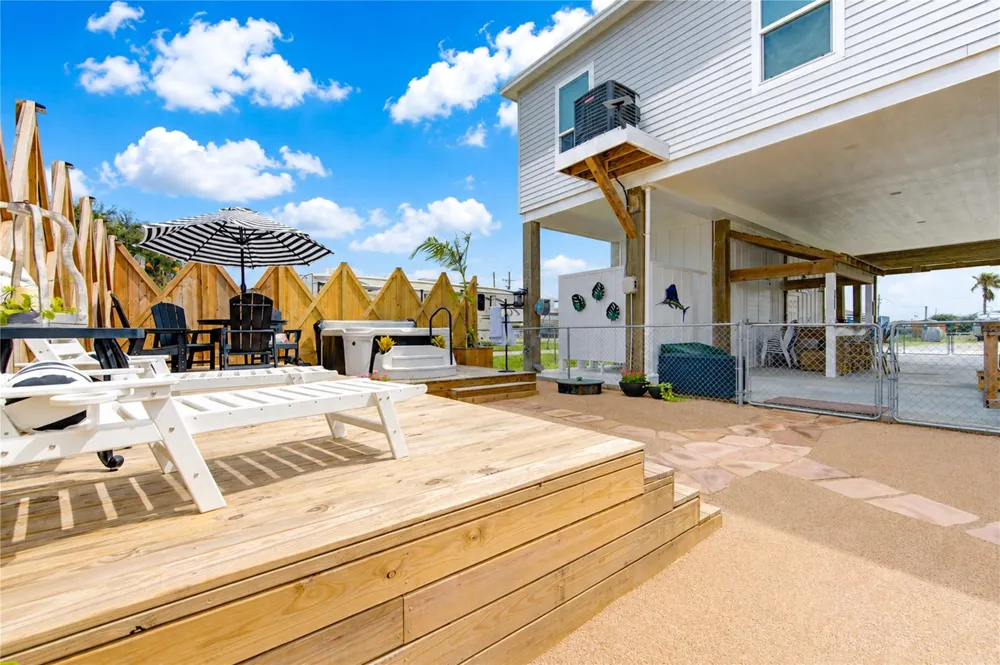 952 Sandollar Crystal Beach, TX 77650
