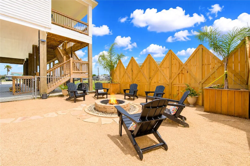 952 Sandollar Crystal Beach, TX 77650