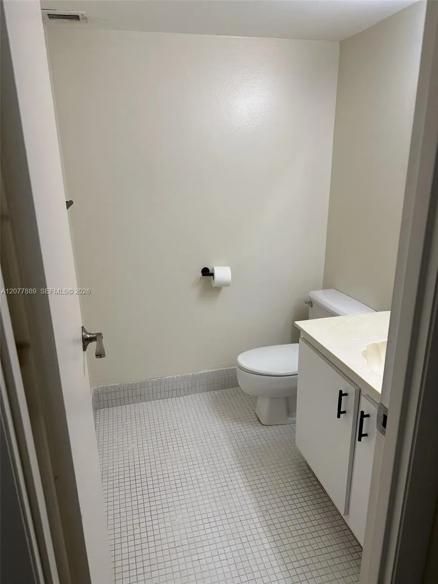 6061 Falls Cir Dr #106 Lauderhill, FL 33319