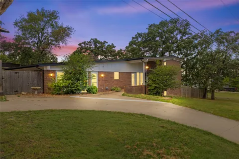2131 E 11th