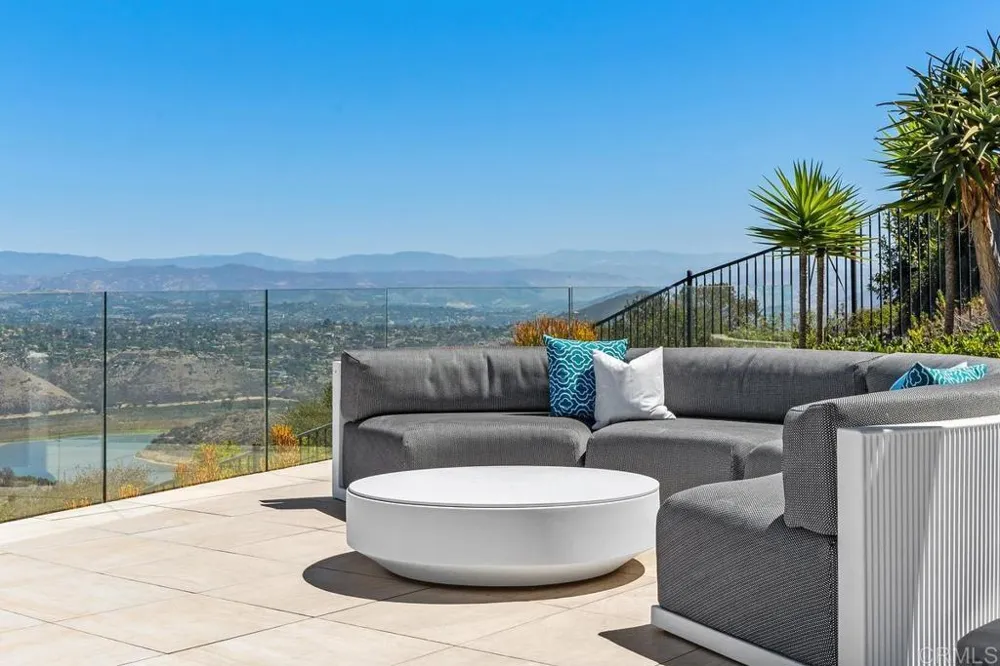 18338 Avenida Apice Rancho Santa Fe, CA 92067
