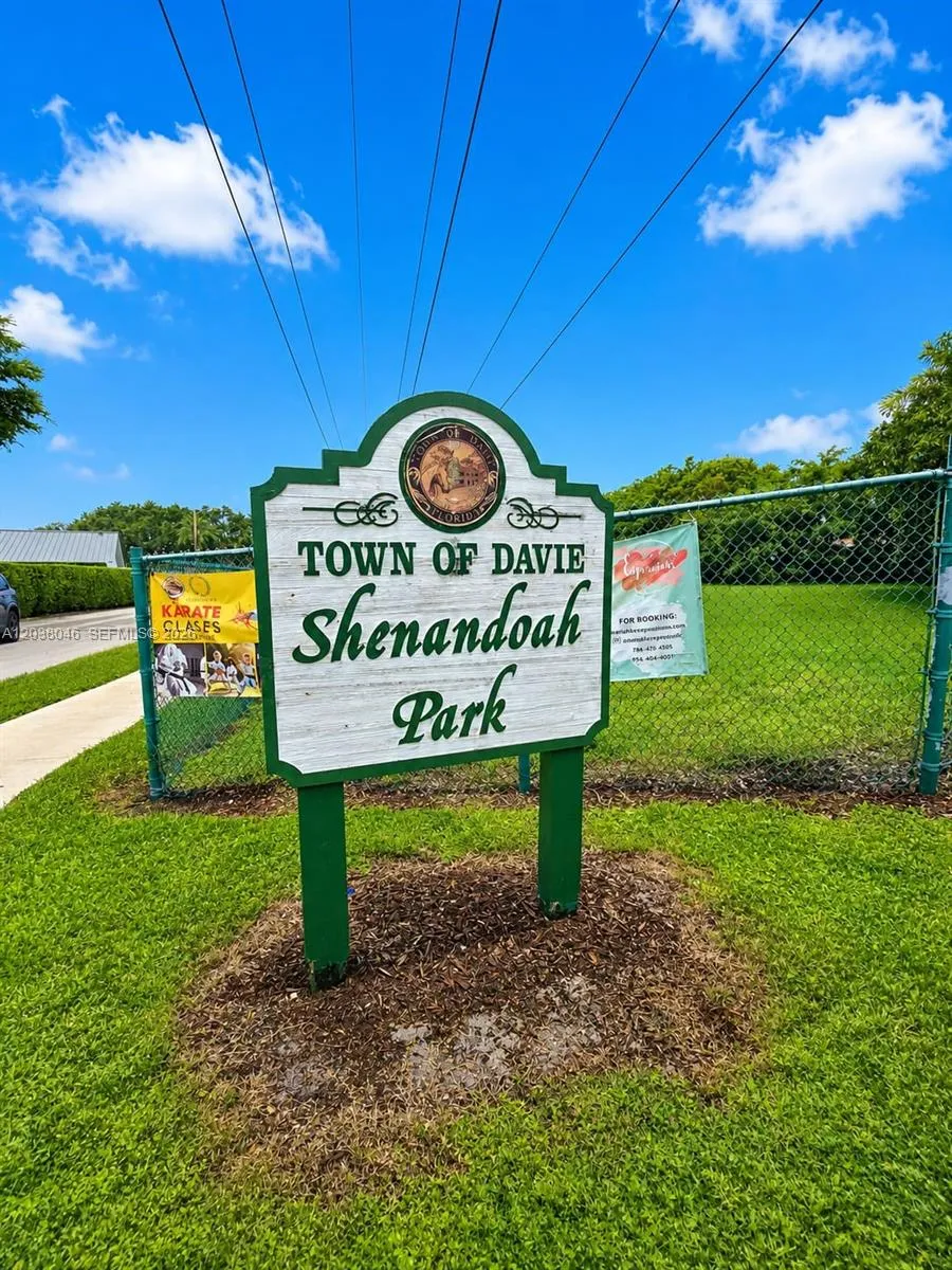 13870 Magnolia Ct Davie, FL 33325