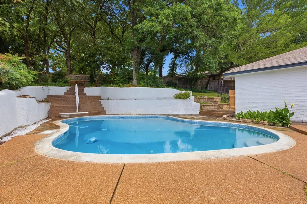 237 Bradford Drive Hurst, TX 76053