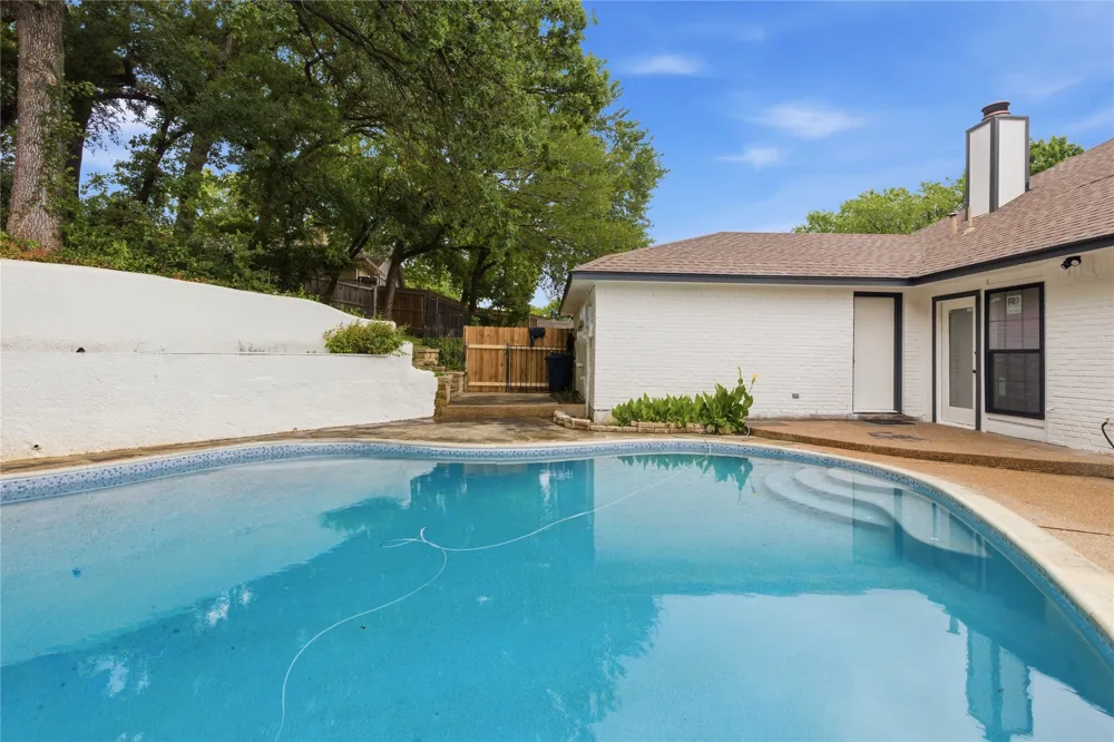 237 Bradford Drive Hurst, TX 76053