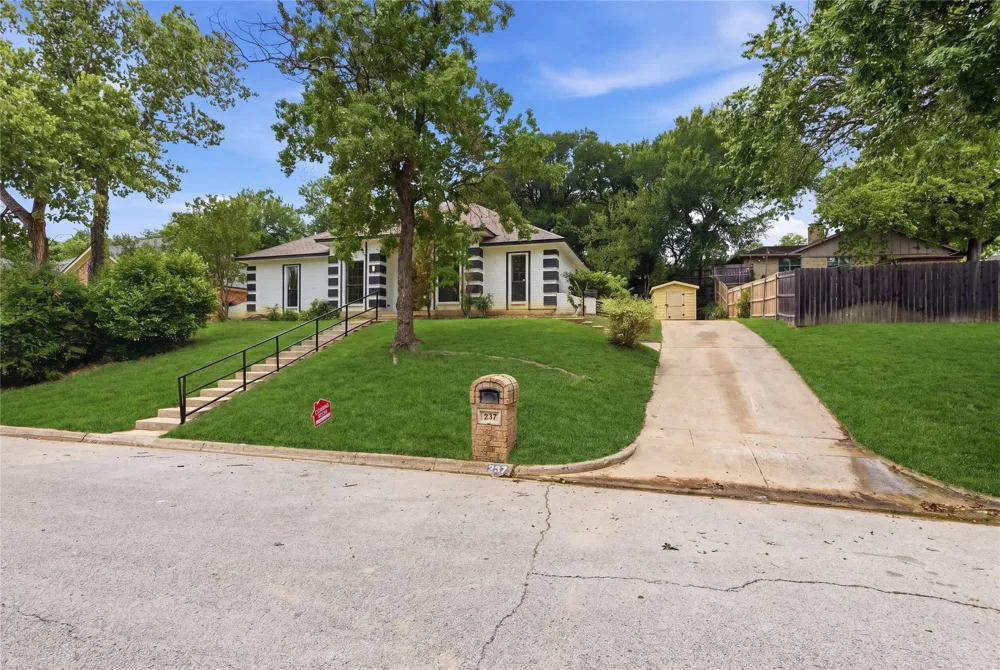 237 Bradford Drive Hurst, TX 76053