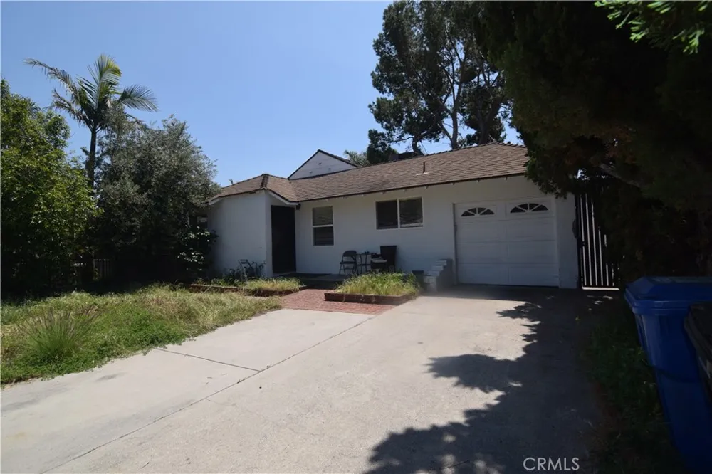 9930 Saticoy Street Burbank, CA 91504