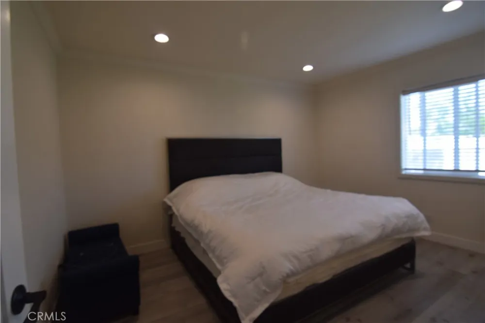 9930 Saticoy Street Burbank, CA 91504