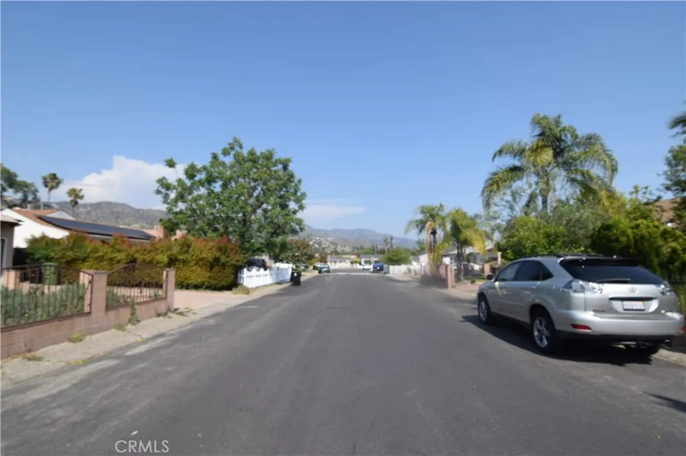 9930 Saticoy Street Burbank, CA 91504