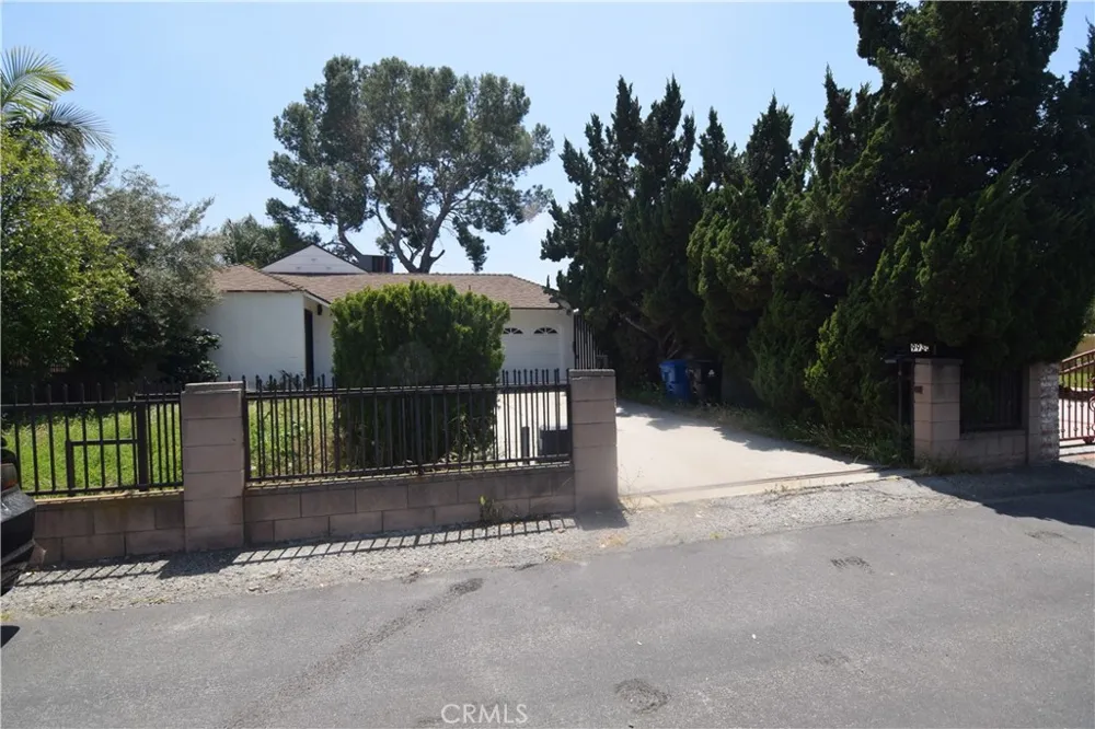 9930 Saticoy Street Burbank, CA 91504