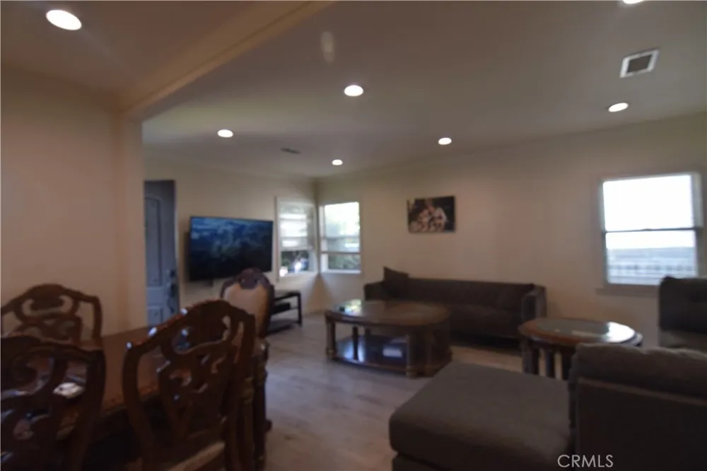 9930 Saticoy Street Burbank, CA 91504