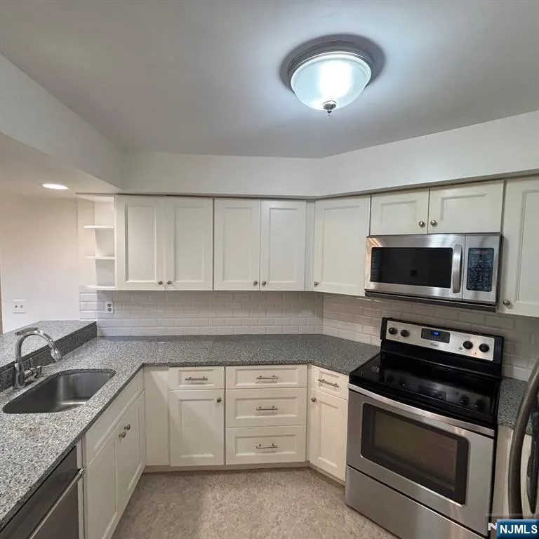 1530 Westgate Drive Fort Lee, NJ 07024