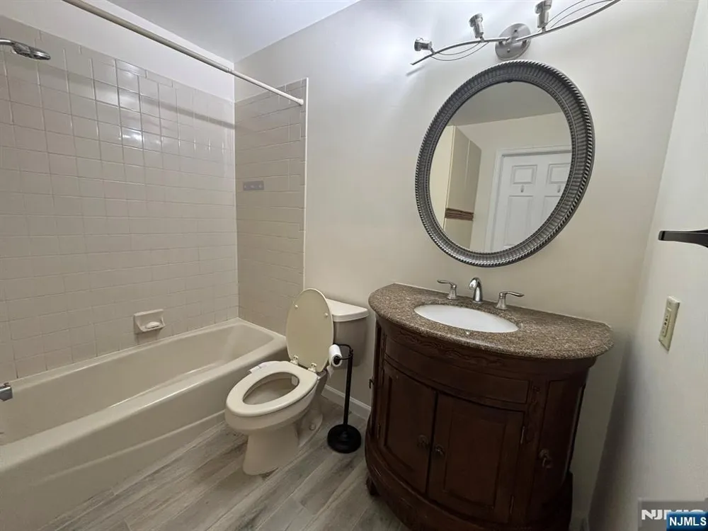 1530 Westgate Drive Fort Lee, NJ 07024