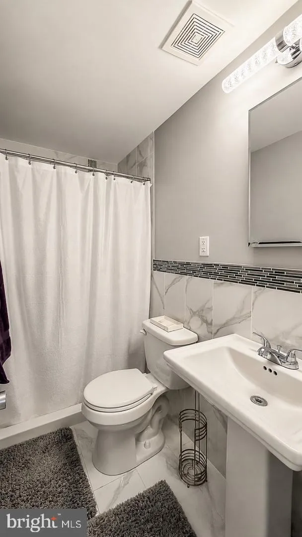 5867 UPLAND WAY Philadelphia, PA 19131