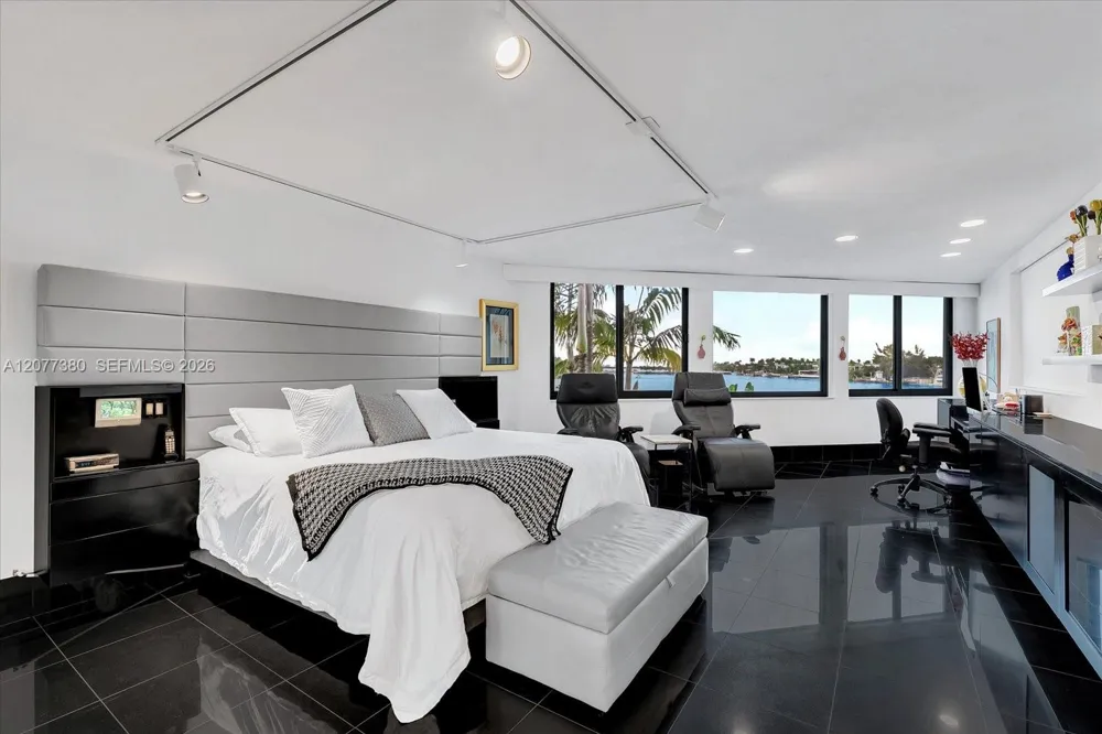 279 Hibiscus Dr Miami Beach, FL 33139
