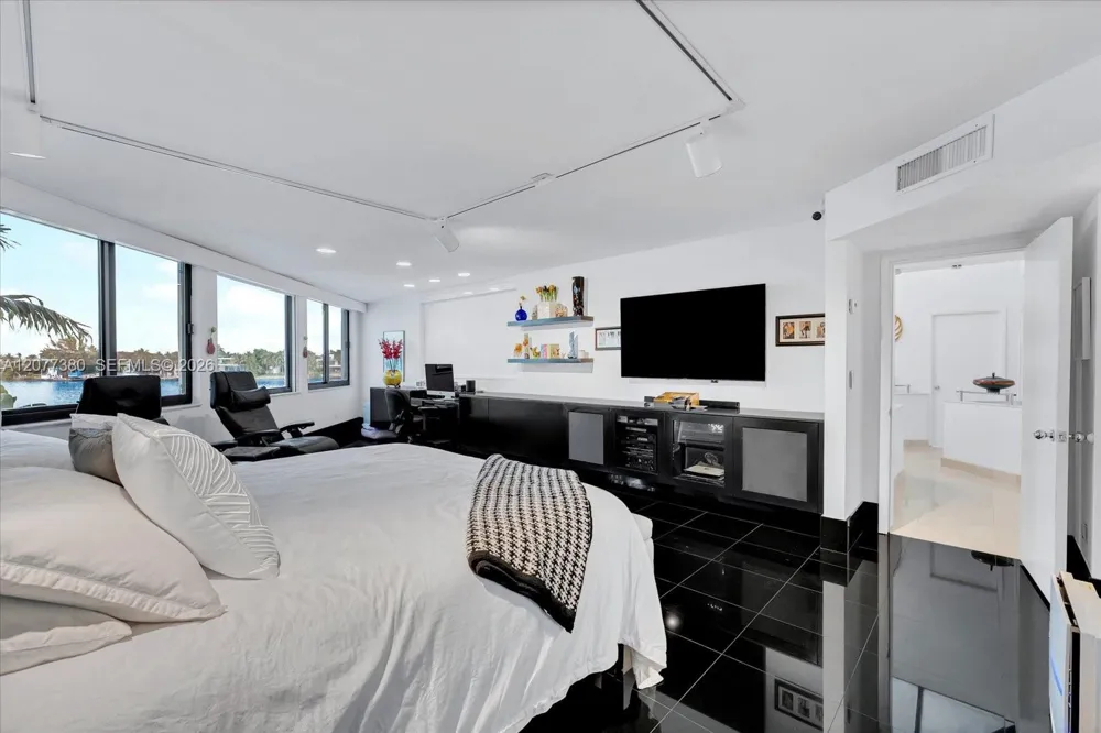 279 Hibiscus Dr Miami Beach, FL 33139