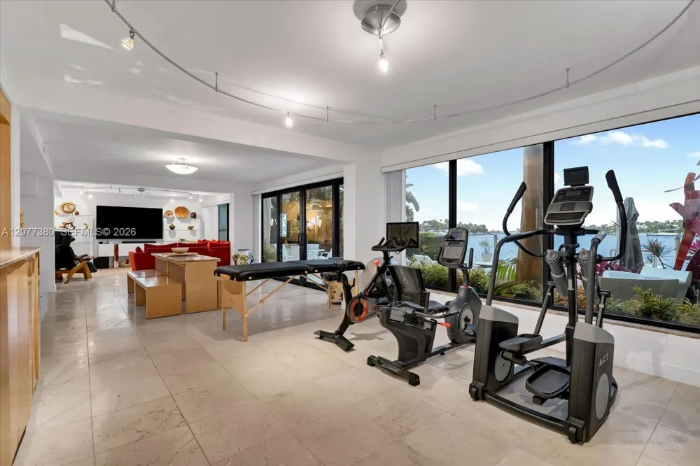 279 Hibiscus Dr Miami Beach, FL 33139