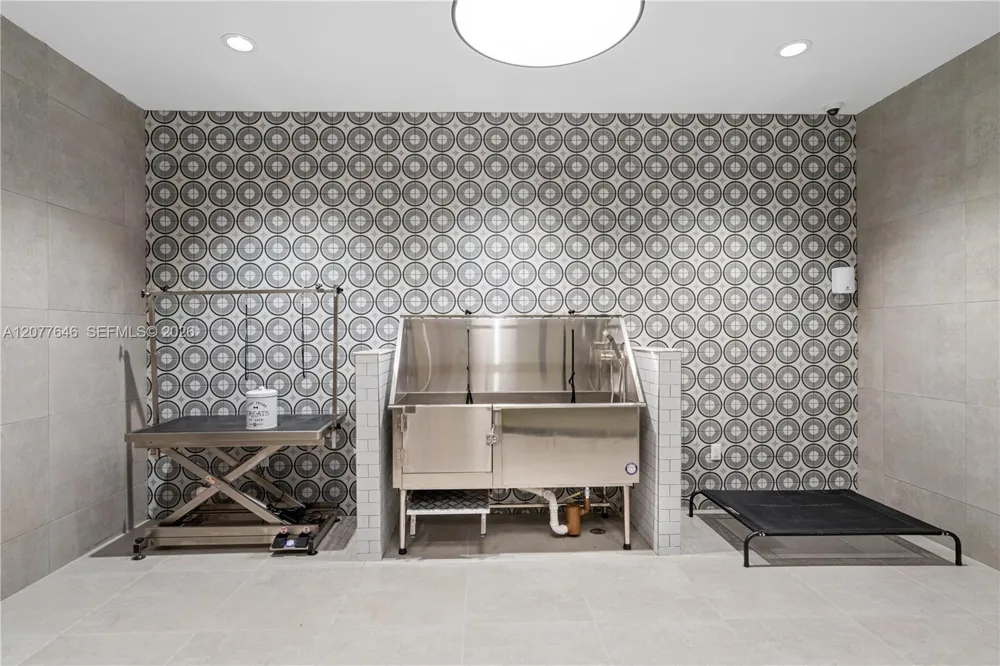 16395 Biscayne Blvd #313 North Miami Beach, FL 33160