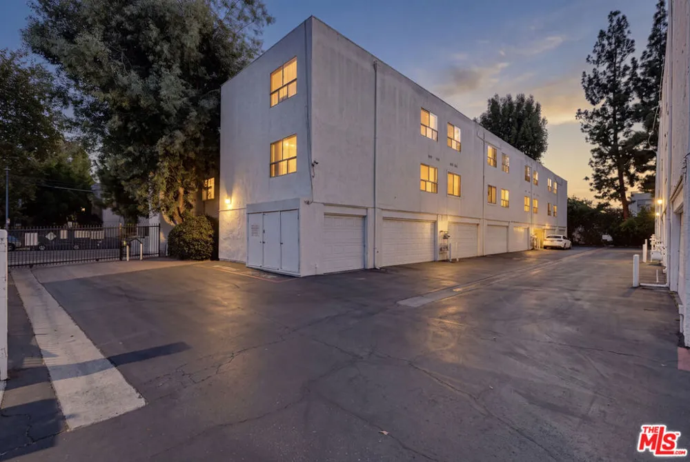 18411 Hatteras Street #246 Tarzana, CA 91356