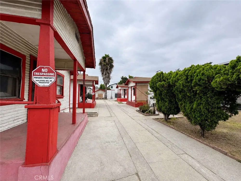 1366 E 57th Los Angeles, CA 90011