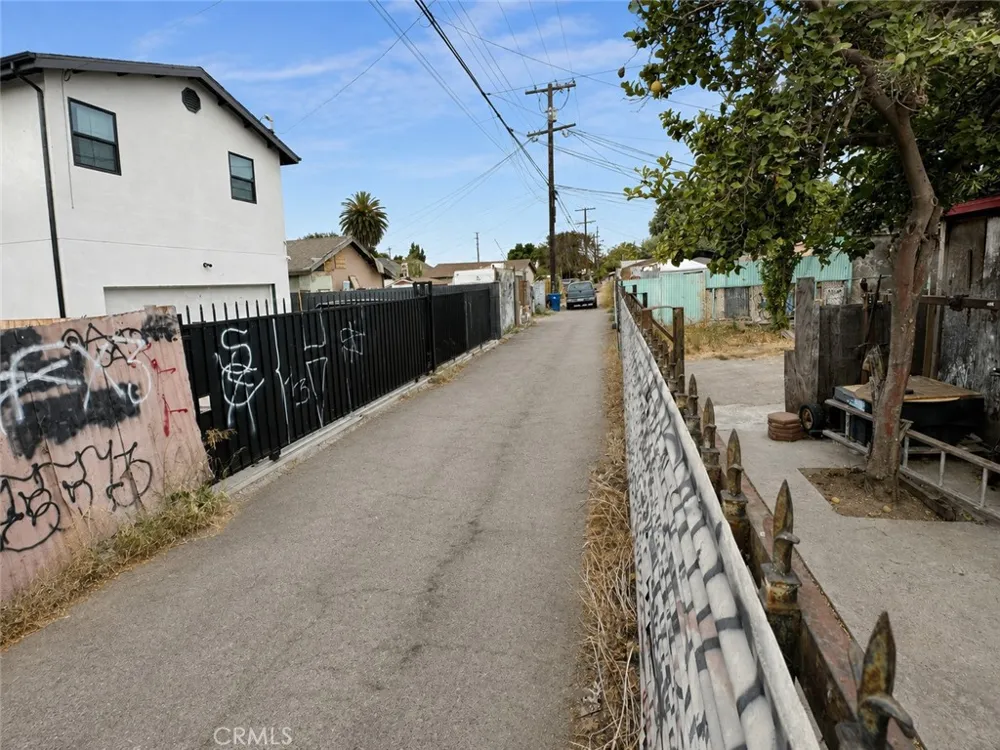 1366 E 57th Los Angeles, CA 90011