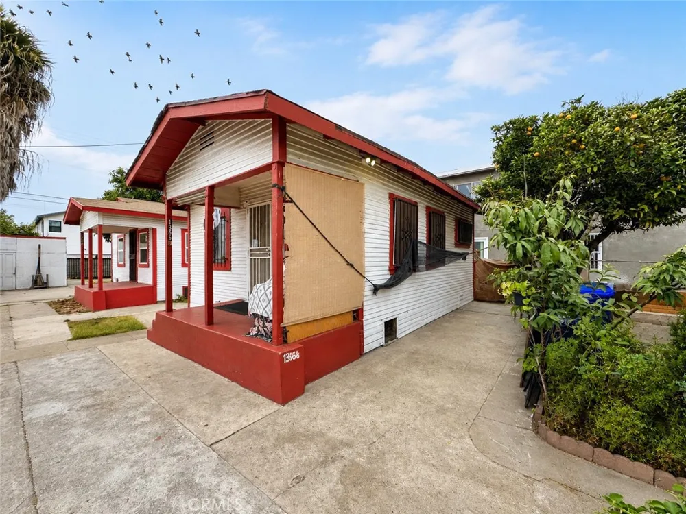 1366 E 57th Los Angeles, CA 90011