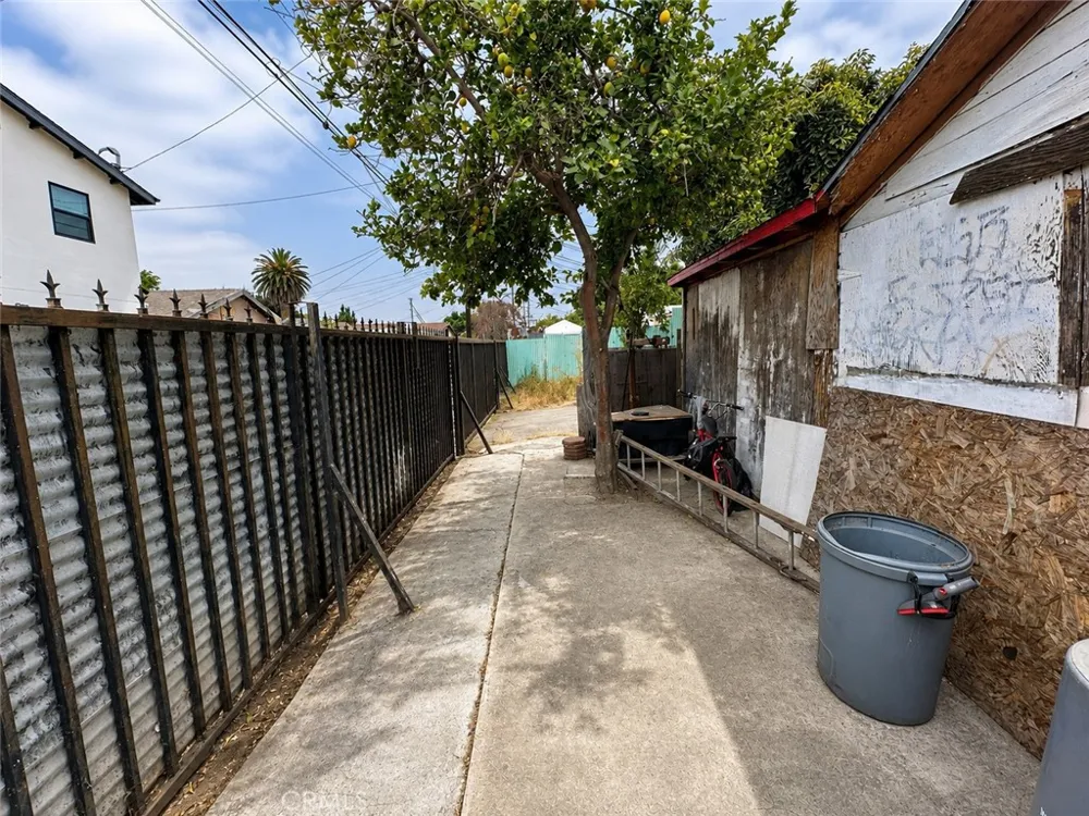 1366 E 57th Los Angeles, CA 90011