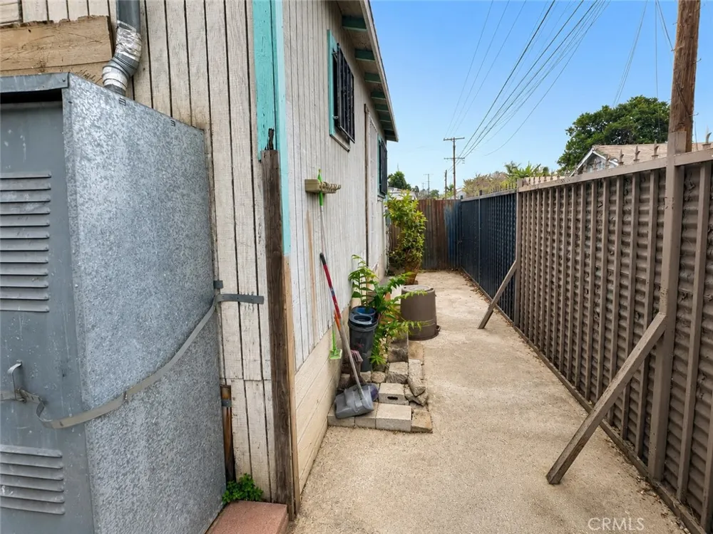 1366 E 57th Los Angeles, CA 90011