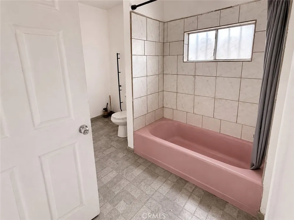1366 E 57th Los Angeles, CA 90011