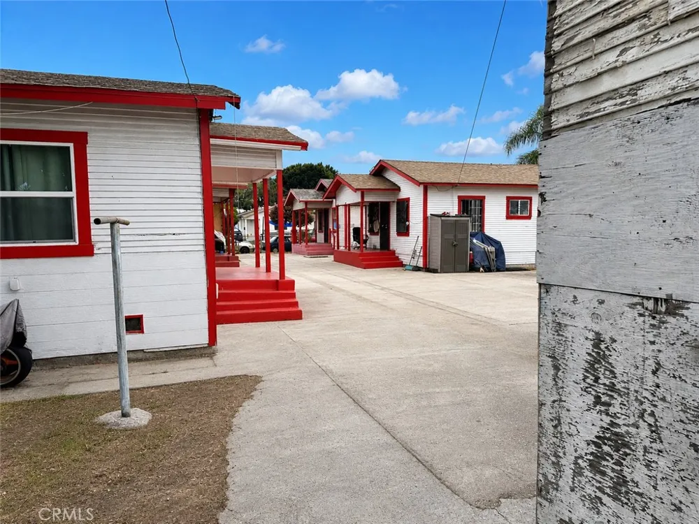 1366 E 57th Los Angeles, CA 90011