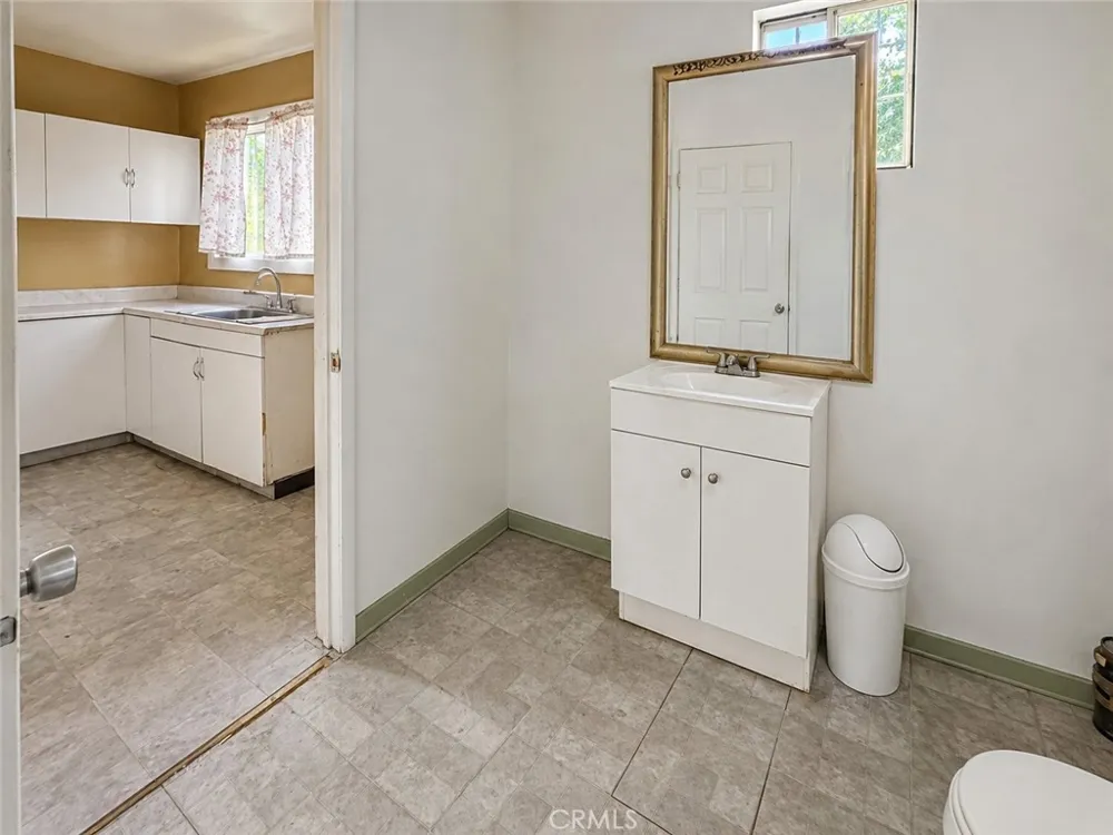 1366 E 57th Los Angeles, CA 90011