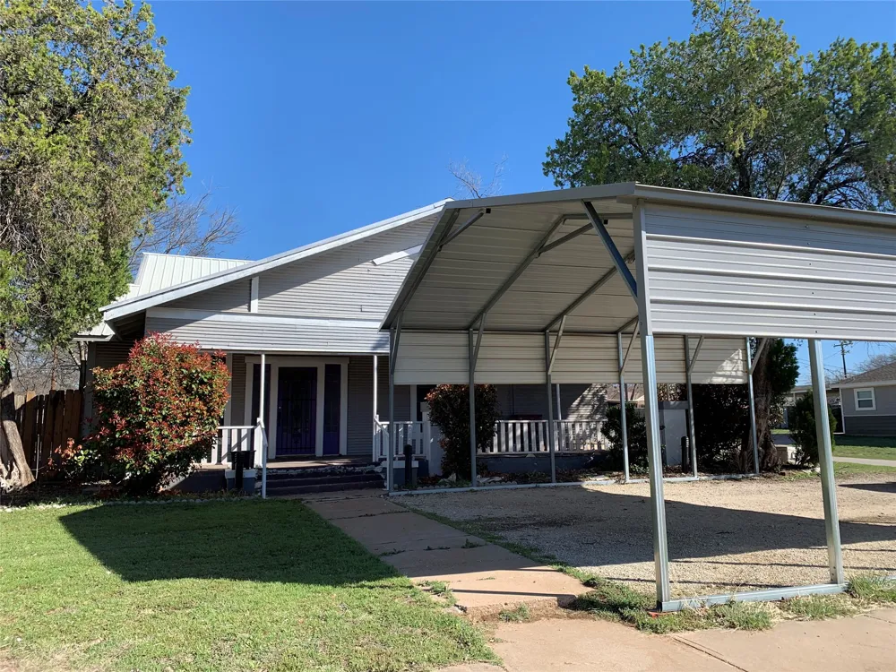 915 2nd Street Graham, TX 76450