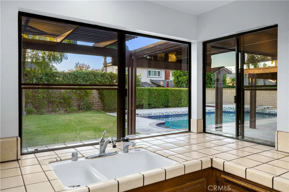 4695 Halaga La Verne, CA 91750