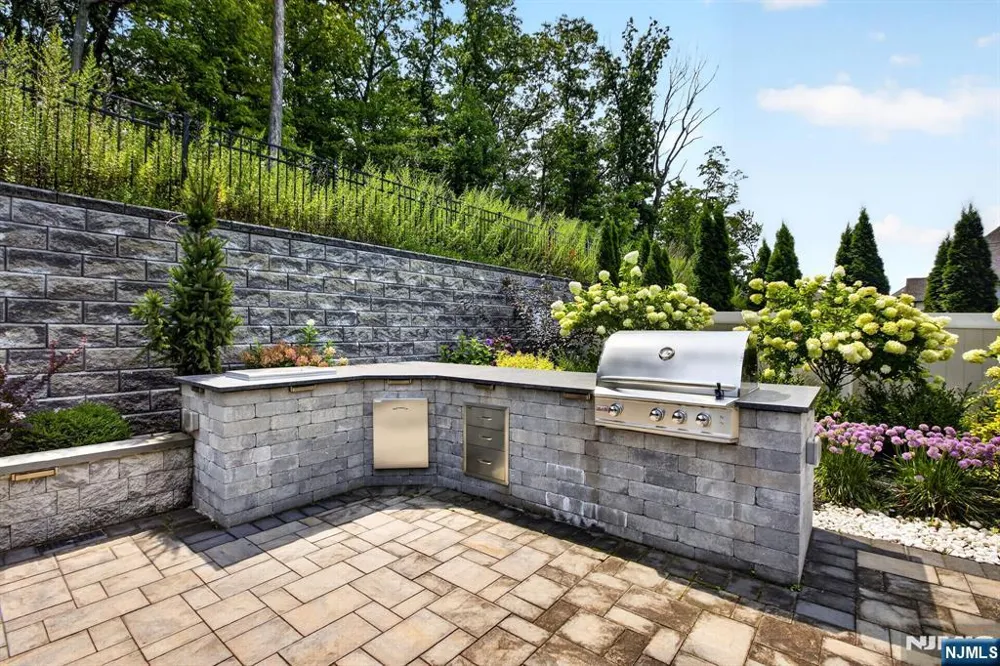 22 Hilltop Drive North Caldwell, NJ 07006