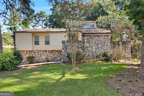 915 Strawberry CT