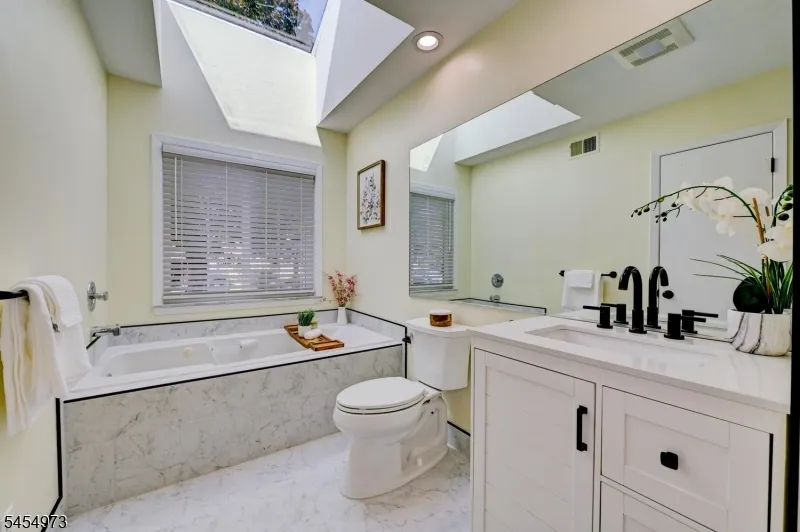 226 Crescenzi Ct West Orange, NJ 07052