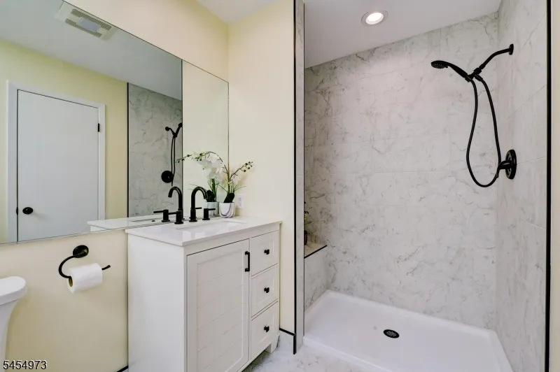 226 Crescenzi Ct West Orange, NJ 07052