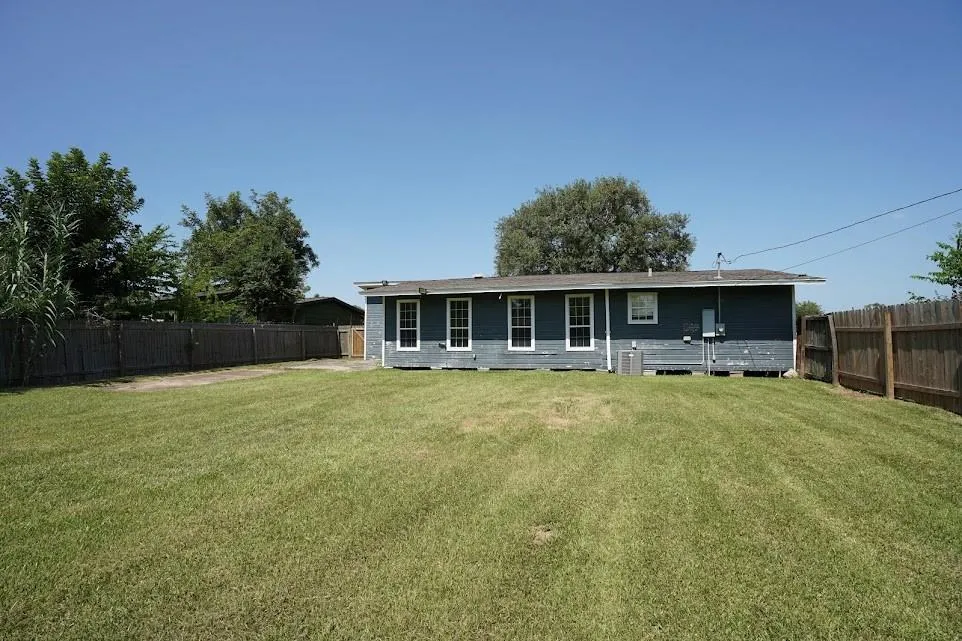 306 Center Way Street Lake Jackson, TX 77566