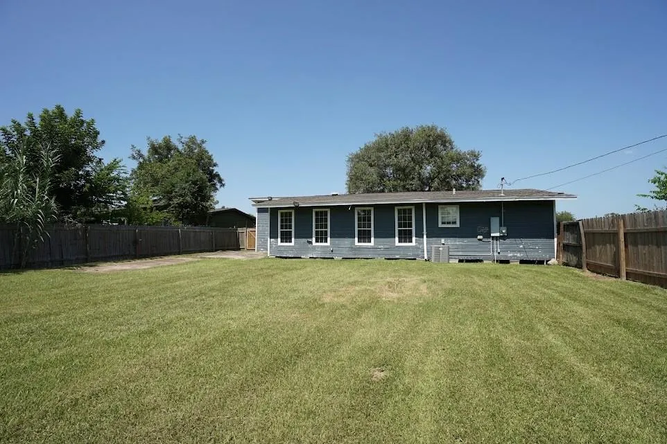 306 Center Way Street Lake Jackson, TX 77566