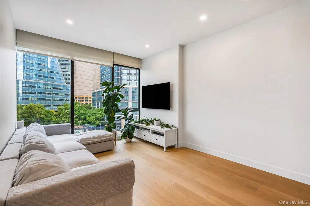 4507 Court Square #4B Long Island City, NY 11101