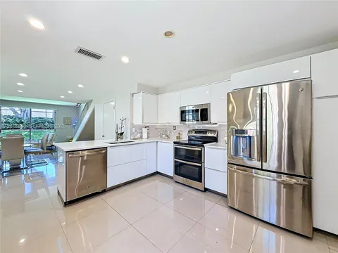 952 Sevilla Cir